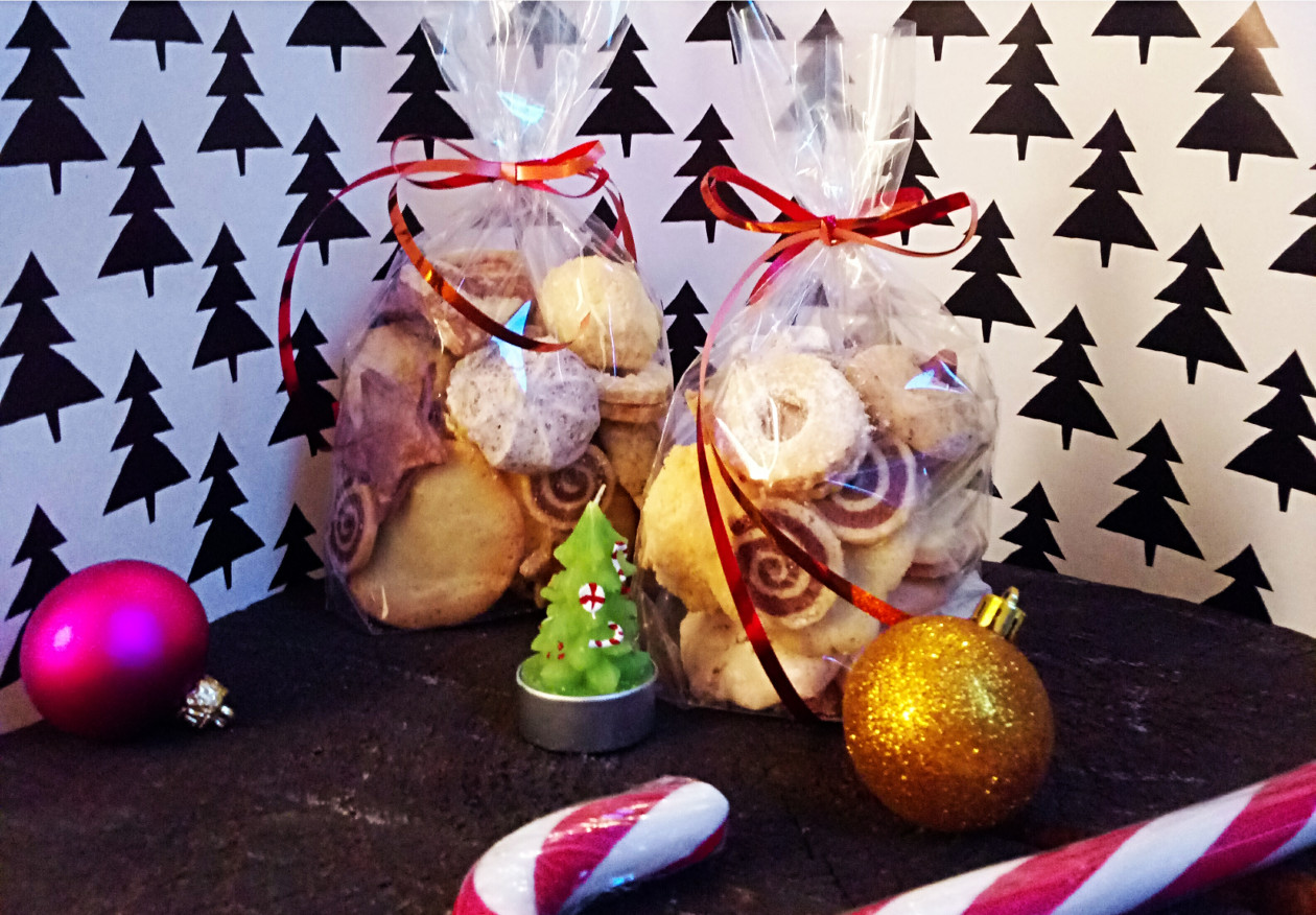 Paquets de gâteaux avec déco de canne à sucre 2 paquets de gâteaux de Noël et déco canne à sucre